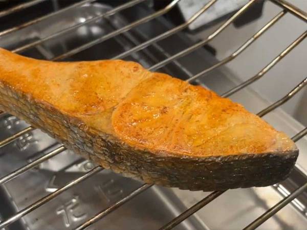 「…え？」「よくも騙したな！」　いい具合に焼けている『焼き鮭』　ひっくり返すと