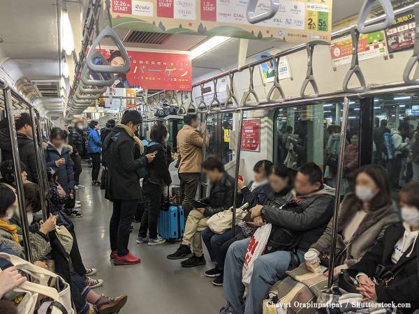 満員電車の『イケオジ』に拍手喝采！　気分が悪くなった女性への行動に「かっけえ！」「見習いたい」