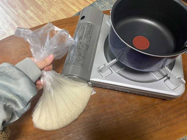 ポリ袋を使った、炊飯方法に驚き　「知らなかった」「災害時に役立ちそう」