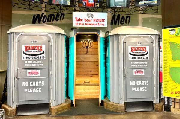 仮設トイレかと思ったら？　ドアの向こうに「発想がすごい！」「ビックリした」