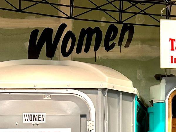 仮設トイレかと思ったら？　ドアの向こうに「発想がすごい！」「ビックリした」