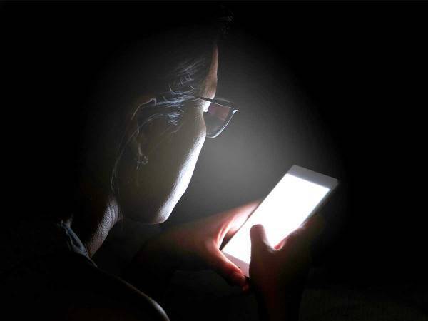 意外と気付かない…？　客席でのスマホ操作に劇場が注意喚起