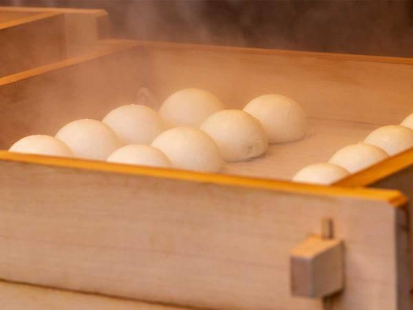 「たまんねぇな」「べっぴんさん！」　老舗まんじゅう店の投稿が、６万人を魅了！