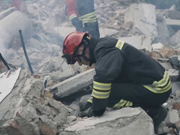 「５センチ程度の隙間があれば」　警視庁が災害現場で役立つ知恵を投稿