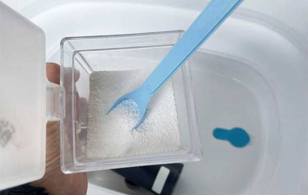 水筒に付いた汚れを、スッキリ落とす方法に「つけ置きするだけで…？」