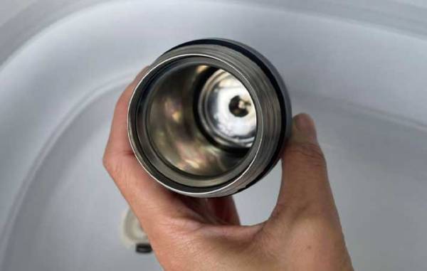 水筒に付いた汚れを、スッキリ落とす方法に「つけ置きするだけで…？」