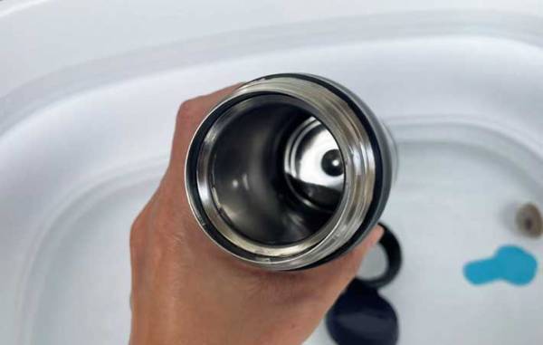 水筒に付いた汚れを、スッキリ落とす方法に「つけ置きするだけで…？」