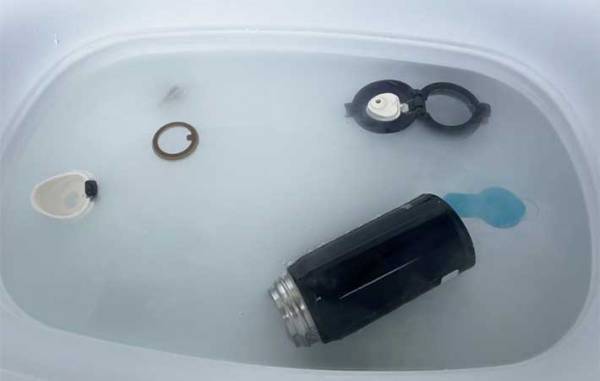 水筒に付いた汚れを、スッキリ落とす方法に「つけ置きするだけで…？」