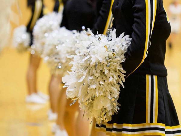 水族館が投稿した『チアリーダー』の動画に、ツッコミの嵐　「二日酔い？」「早く寝るんだ」