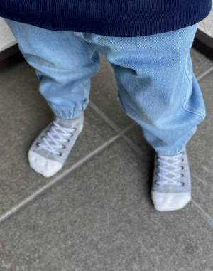 「見事な擬態」「気付かなかった」　玄関で２歳児を見てハッとした『ある間違い』とは？