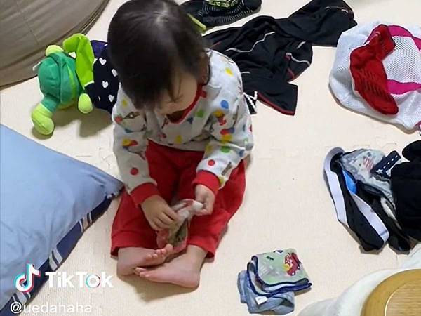 洗濯物のお手伝いをする２歳児　畳めているけれど、実はそれ…「面白すぎ」「愛おしさ倍増」