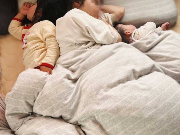 「朝起こしに来た夫が撮ってくれた写真」　真ん中で眠る母親に、子供たちが？