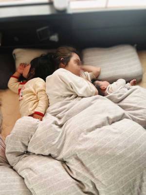 「朝起こしに来た夫が撮ってくれた写真」　真ん中で眠る母親に、子供たちが？