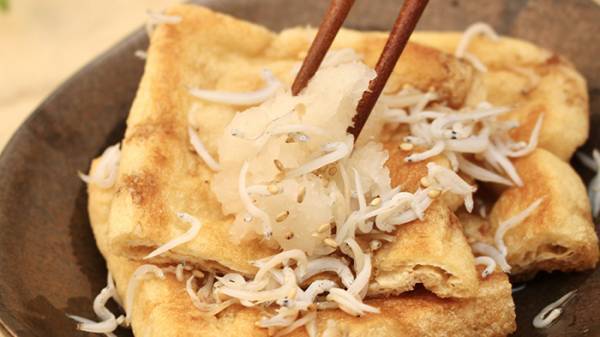 『余った油揚げ』はこう食べてみて！　超簡単な激ウマアレンジに「早速作る」「つまみによさそう！」