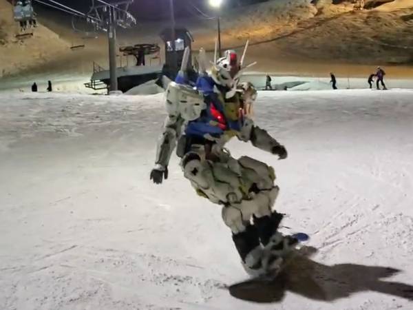 スキー場に現れた『モビルスーツ』　とった行動に「絶対に五度見する」「どうなってるの！？」
