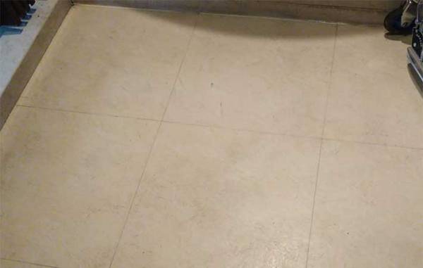 玄関の掃除どうする？　話題のダイソーアイテムで拭いてみたら「ピッカピカ！」