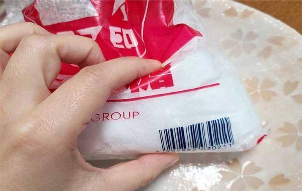 岩のように固まった砂糖がサラふわに！　放置するだけの『簡単テクニック』とは？