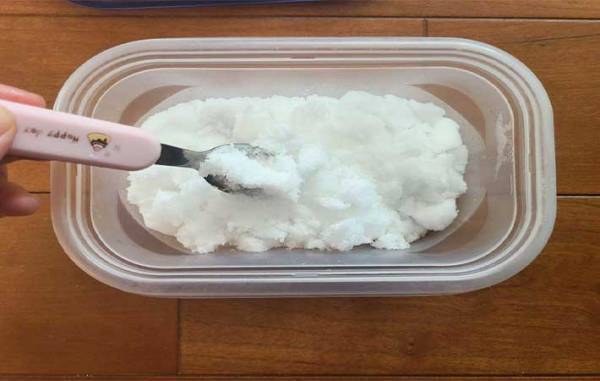 岩のように固まった砂糖がサラふわに！　放置するだけの『簡単テクニック』とは？