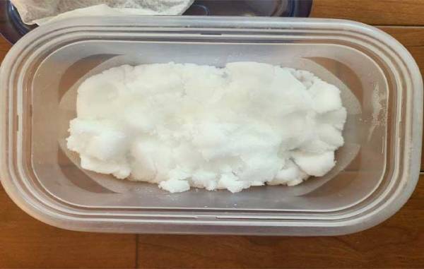 岩のように固まった砂糖がサラふわに！　放置するだけの『簡単テクニック』とは？