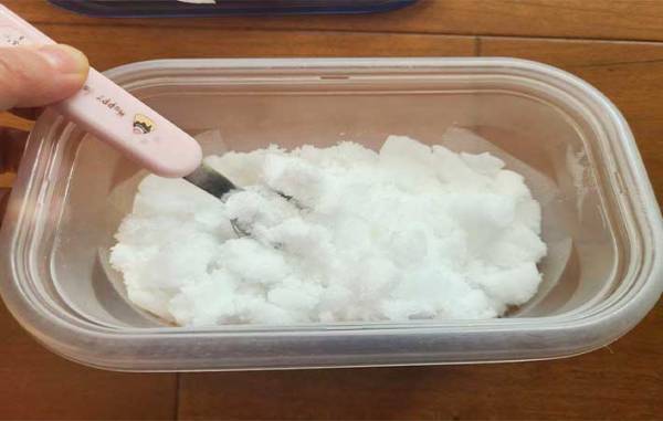 岩のように固まった砂糖がサラふわに！　放置するだけの『簡単テクニック』とは？