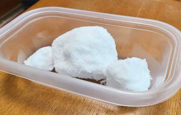 岩のように固まった砂糖がサラふわに！　放置するだけの『簡単テクニック』とは？