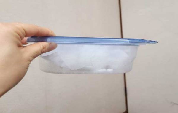 岩のように固まった砂糖がサラふわに！　放置するだけの『簡単テクニック』とは？