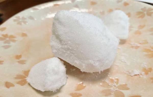 岩のように固まった砂糖がサラふわに！　放置するだけの『簡単テクニック』とは？