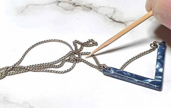 複雑に絡まったネックレス　たった１０分でほどくコツに「あの粉の出番が…！」