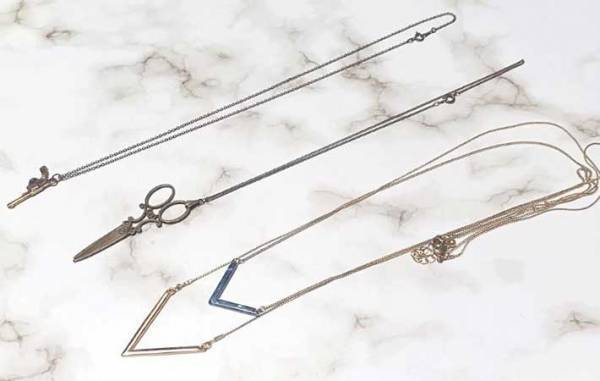 複雑に絡まったネックレス　たった１０分でほどくコツに「あの粉の出番が…！」