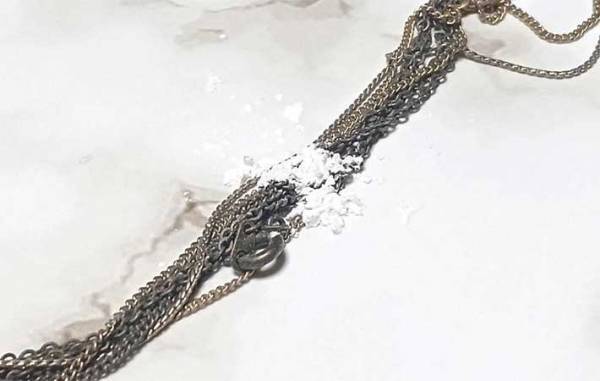 複雑に絡まったネックレス　たった１０分でほどくコツに「あの粉の出番が…！」