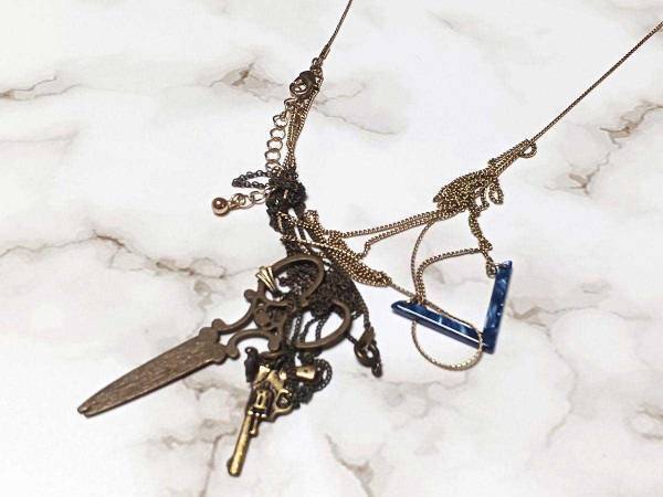 複雑に絡まったネックレス　たった１０分でほどくコツに「あの粉の出番が…！」