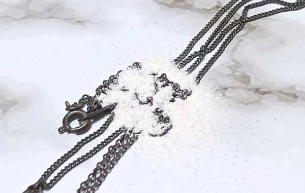 複雑に絡まったネックレス　たった１０分でほどくコツに「あの粉の出番が…！」