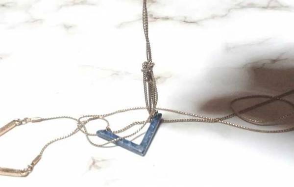 複雑に絡まったネックレス　たった１０分でほどくコツに「あの粉の出番が…！」