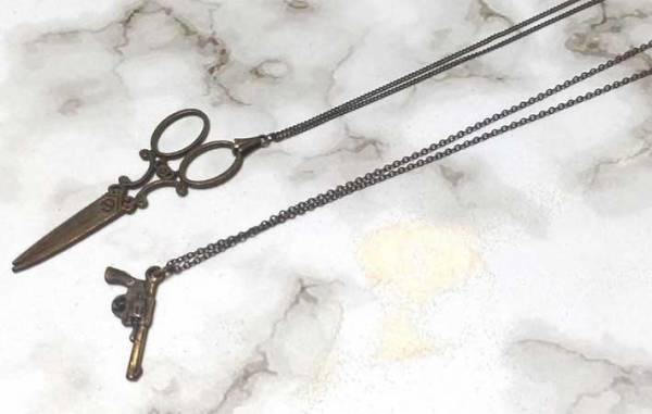 複雑に絡まったネックレス　たった１０分でほどくコツに「あの粉の出番が…！」