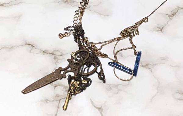 複雑に絡まったネックレス　たった１０分でほどくコツに「あの粉の出番が…！」