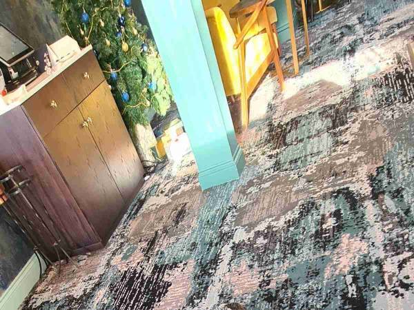 「犬どこ？」「忍者だ」　カーペットの上でくつろぐ犬の写真に反響