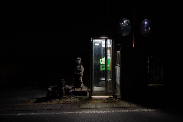 「仏像専用の公衆電話か？」　ツッコミが止まらない公衆電話に目が点