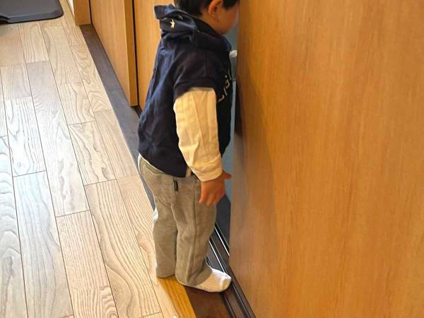 長男が幼稚園に行った後、２歳の次男が？　取った行動に「最高に可愛い」の声