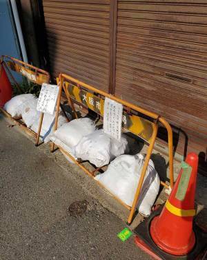 重石の『土のう』が１つだけ変！　貼り紙の内容に「ここまでやる？」「悪いヤツ」