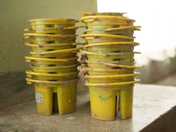 「言葉にできない」「さびしいな」　筆洗バケツで知られるメーカーが廃業へ