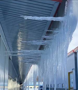 寒波で「ツララもバグってしもた」　１枚の写真に「凶器やん」