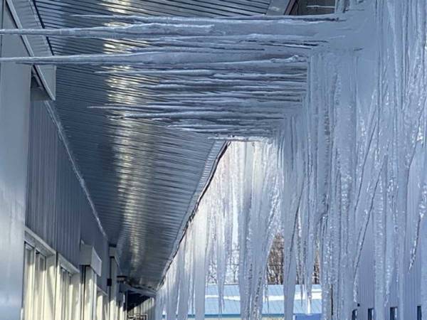 寒波で「ツララもバグってしもた」　１枚の写真に「凶器やん」