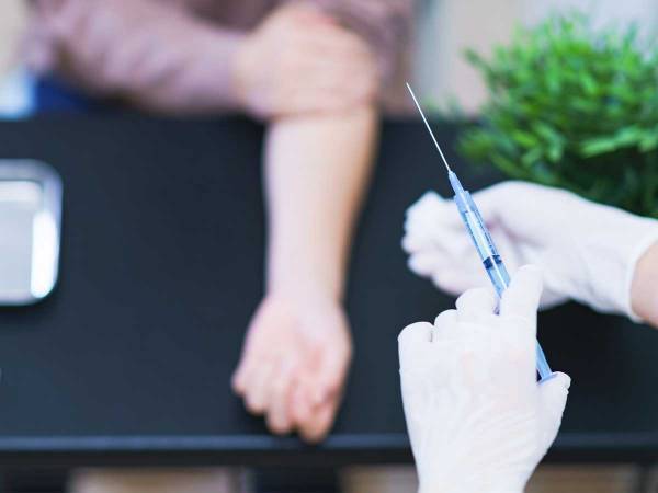 採血しようとしたら？　看護師の『謎の言い訳』に「腹抱えて笑った」「面白すぎ」