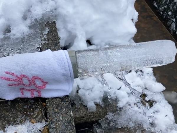 凍った排水管にお湯をかけたら？　動画に「見ていて気持ちがいい」「何度も見たい」