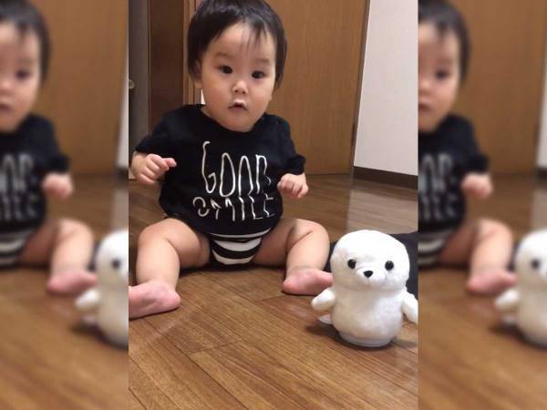 おもちゃを見て泣く子供　続く展開に「声出して笑った」「かわいすぎ！」