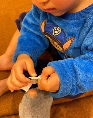 靴下に大きな穴が…　すると２歳の息子が？　「なんて優しい」「かわいすぎる」