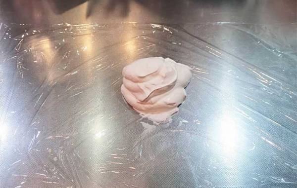 「生クリームを絞り袋に入れるの面倒…」　元カフェ店員おすすめのコツに、目からウロコ！