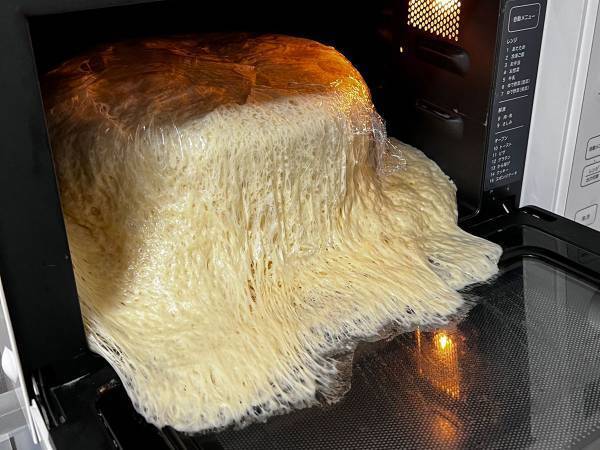 忘れ去られたパン生地「…ハッ…コウゥ…」　モンスターのような見た目にゾッ！