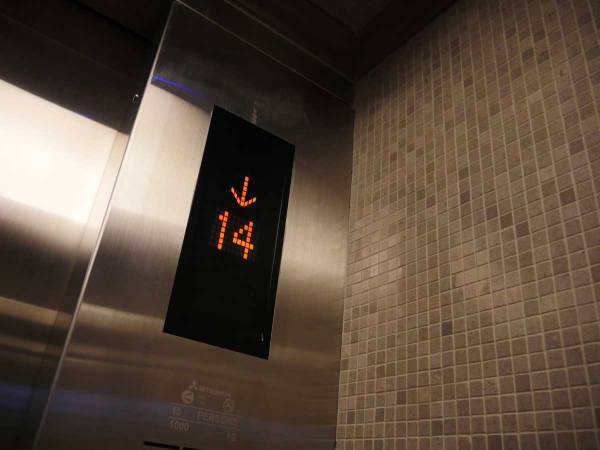 エレベーターに乗っていて地震が起きたら？　警視庁の投稿に「知らなかった」「大事な情報」の声