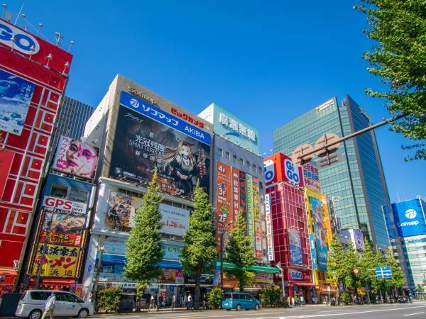 たしかに謎…繁華街で見かける「宣伝トラック」の荷台の中身